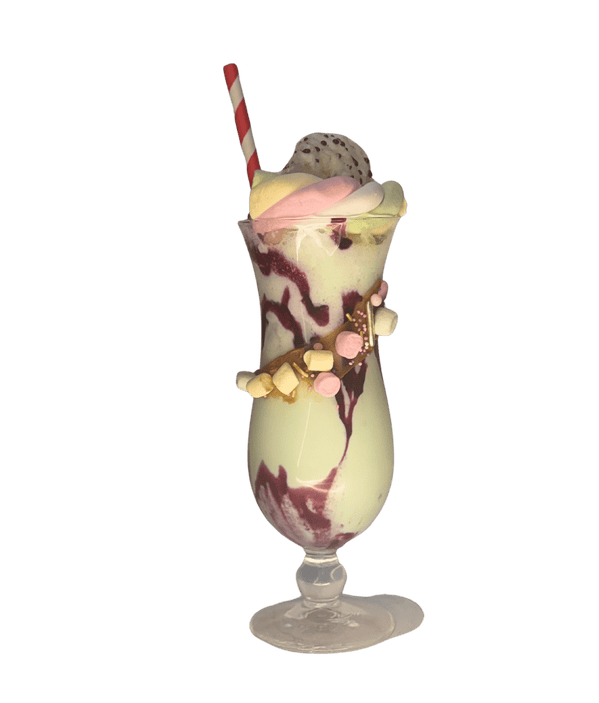 Delicious ice cream sundae with toppings and a straw at Manga Marina, Nijmegen.