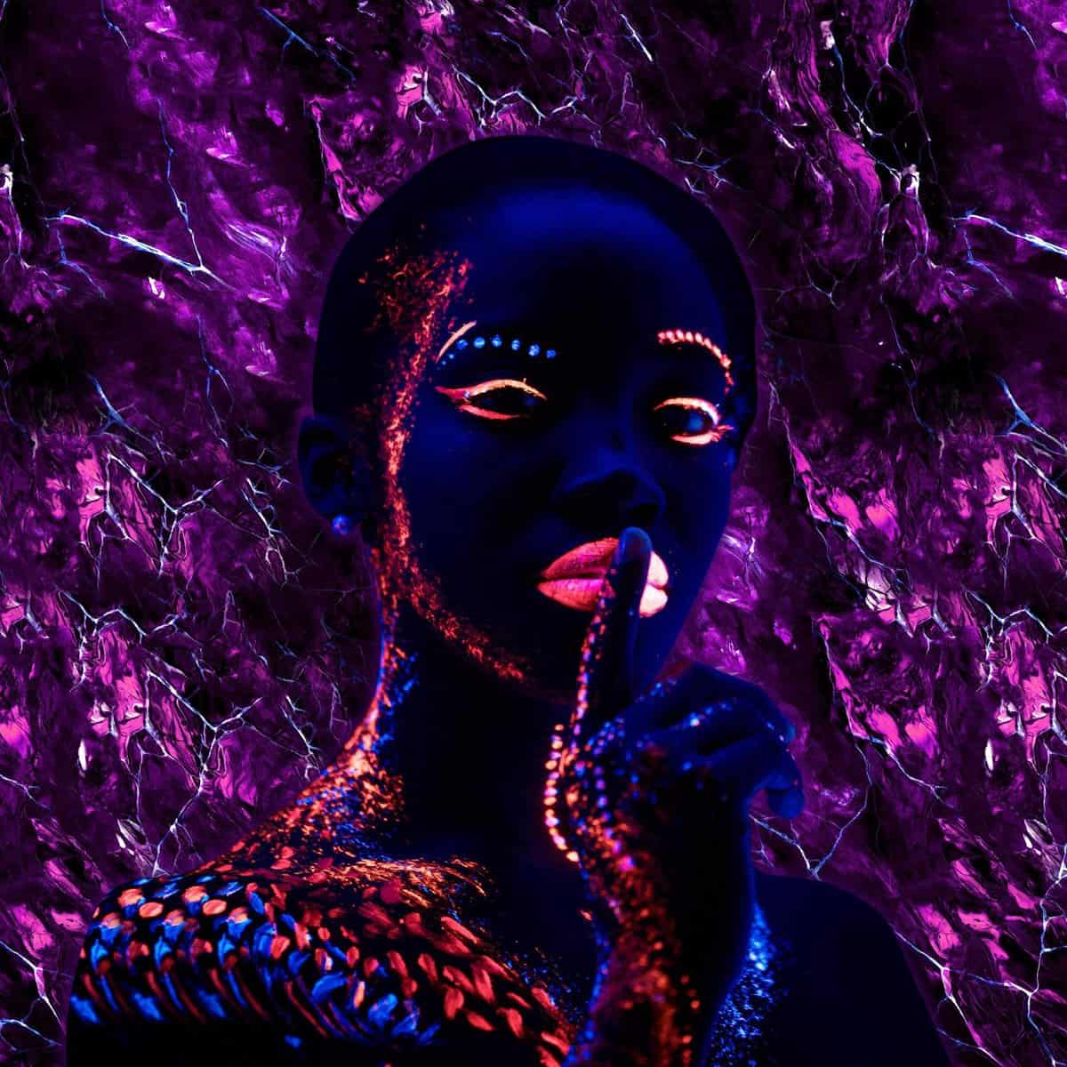 Vrouw met neon-licht make-up in de Shisha Lounge Nijmegen, bij de Waalkade.